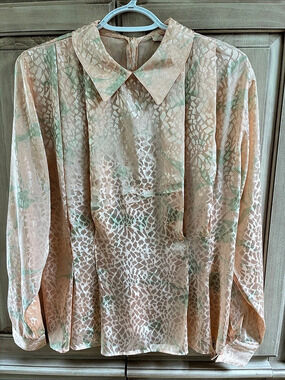 Vintage Tess Animal Print Button Down Blouse in peach & Green Size 6
